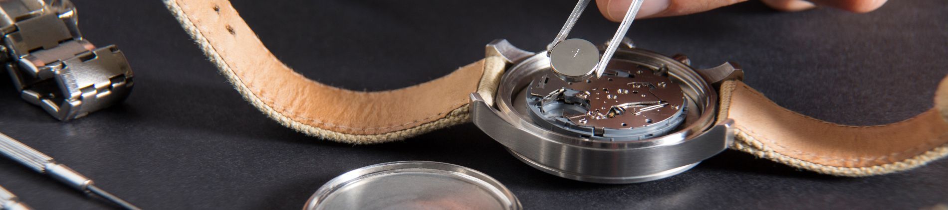 Jak i kiedy wymienić baterię w zegarku kwarcowym?