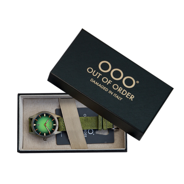Zegarek OUT OF ORDER 143 Green OOO.001-17.VE z zieloną tarczą w srebrnej kopercie na zielonym pasku