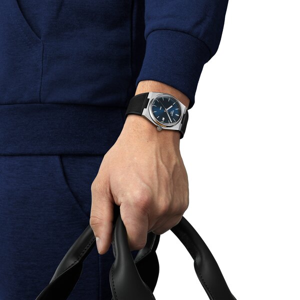Zegarek męski Tissot PRX T137.410.17.041.00 o niebieskiej tarczy, srebrnej bransolecie na czarnym pasku gumowym