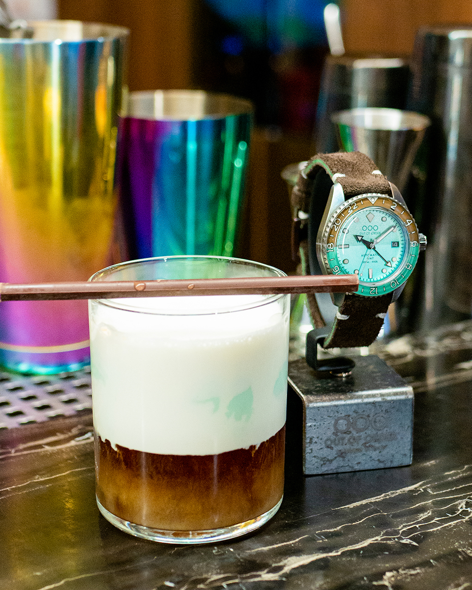 Zegarek OOO.001-25.AE z niebieską tarczą w szarej kopercie na brązowym pasku