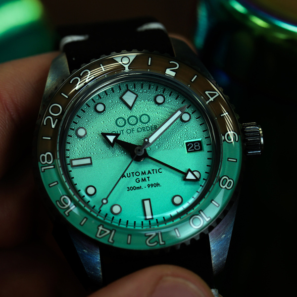 Zegarek OOO.001-25.AE z niebieską tarczą w szarej kopercie na brązowym pasku