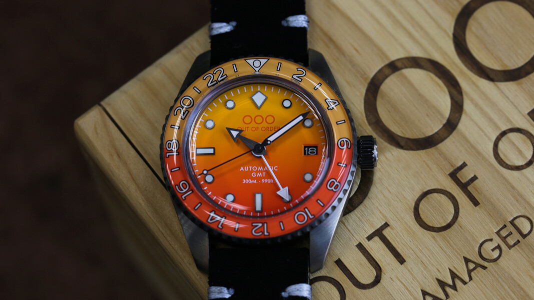 Zegarek OOO.001-25.SOTB z pomarańczową tarczą w srebrnej kopercie na czarnym pasku