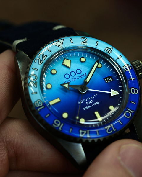 Zegarek OOO.001-25.BB z niebieską tarczą w srebrnej kopercie na czarnym pasku