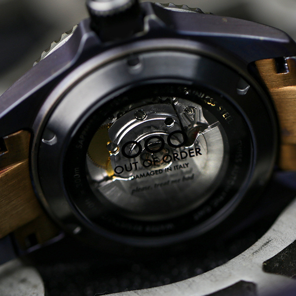 Zegarek męski OUT OF ORDER Trecento Swiss Automatic GMT OOO.001-24.NE z czarną tarczą w szarej kopercie