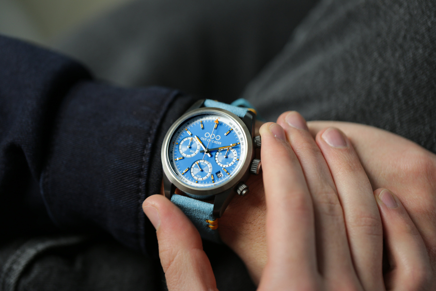 Zegarek męski OOO.001-23.AZ.AZ z niebieską tarczą w srebrnej kopercie na niebieskim pasku materiałowym