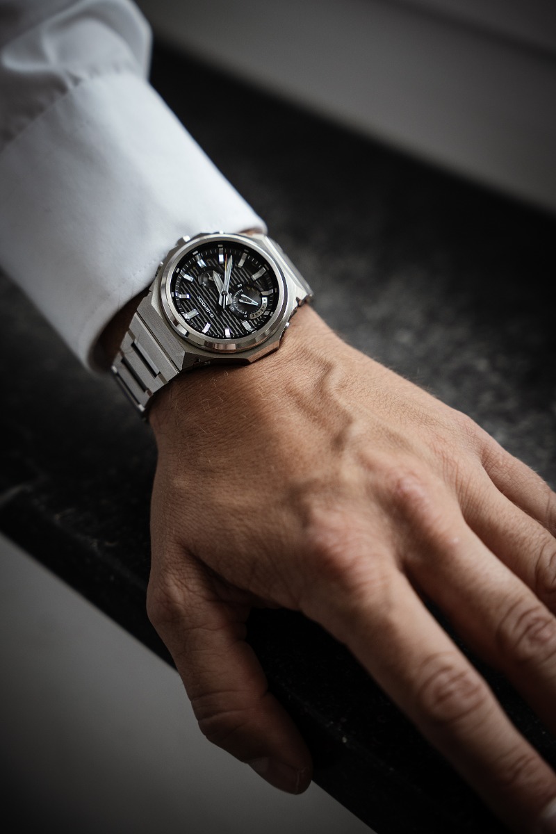 Biała koszula w zestawieniu z G-STEEL 