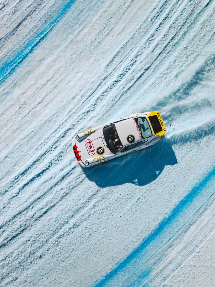 Samoch&oacute;d w akcji na lodowym torze FAT Ice Race w Zell am See