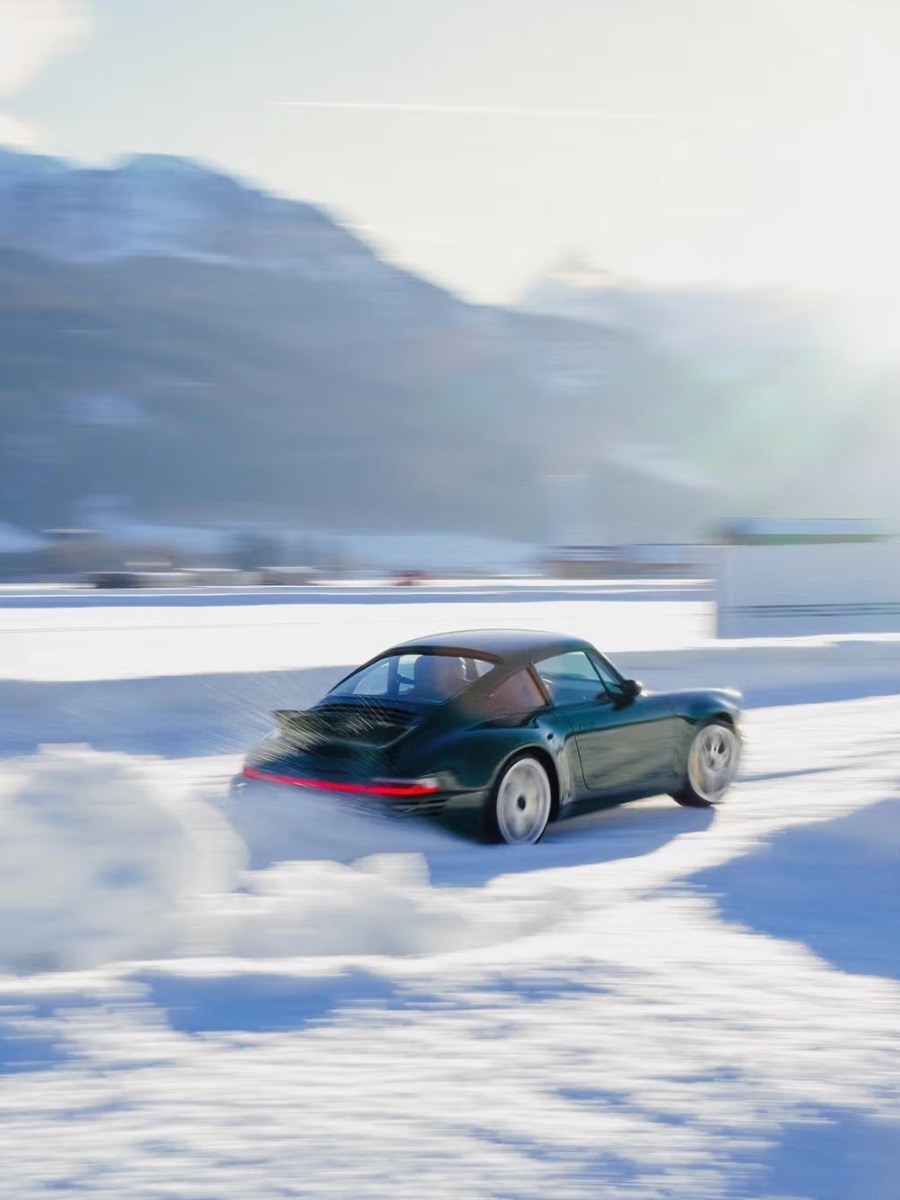 Dynamiczny przejazd samochodu na lodzie podczas FAT Ice Race 2026