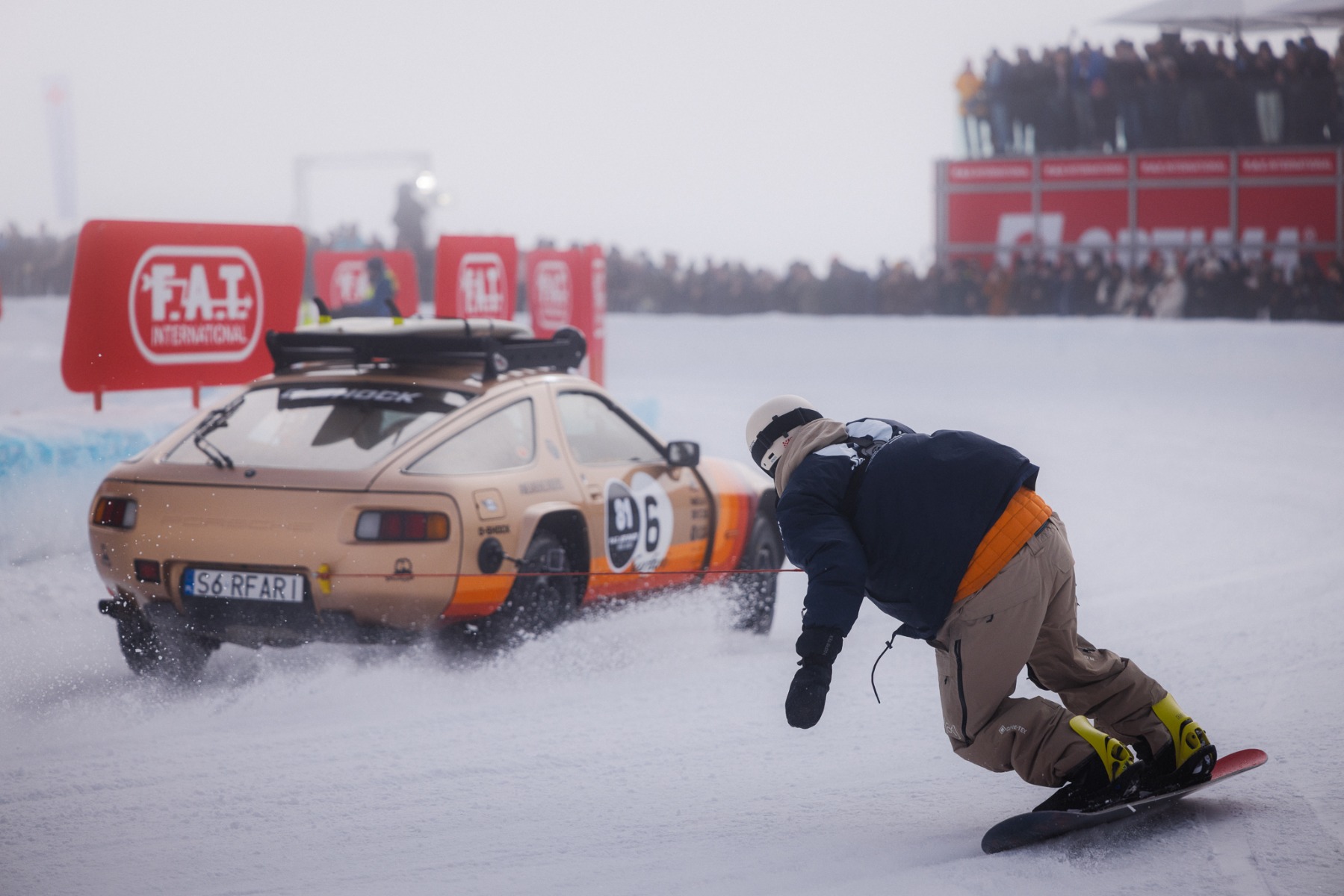 Zobacz Hel Riders podczas FAT Ice Race Przejazd snowboardem na FAT Ice Race