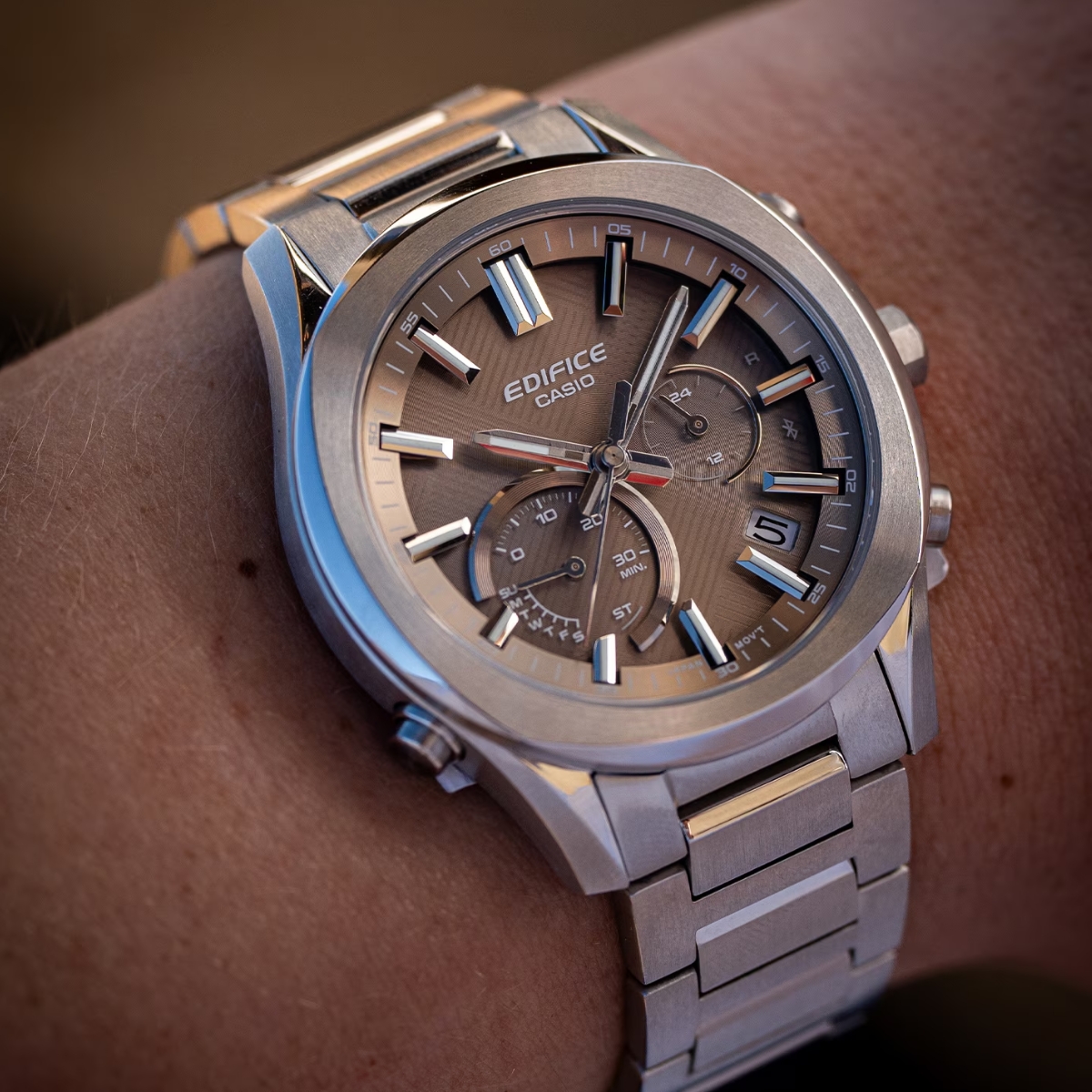 Sprawdź CASIO EDIFICE EQB-1300D -5AEF z bliska CASIO EDIFICE EQB-1300D -5AEF z bliska