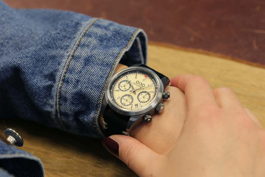 Zegarek męski OOO.001-23.CR.NE z beżową tarczą w srebrnej kopercie na czarnym pasku