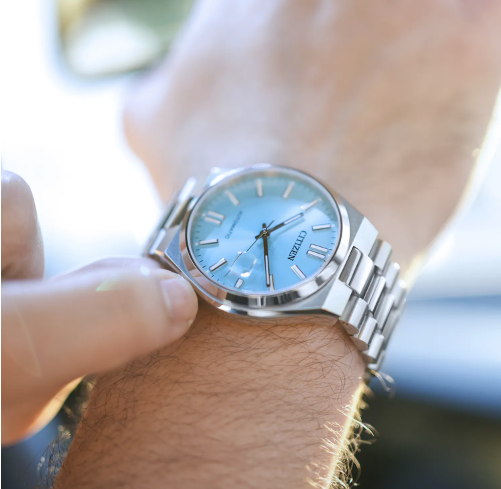 Zegarek męski z niebieską tarczą na bransolecie Citizen Tsuyoza NJ0151-88M