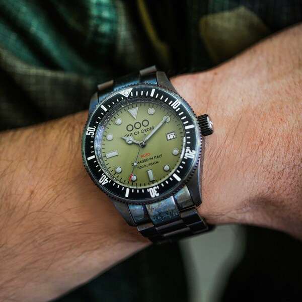 Zegarek męski Out Of Order 001-16.2.VE z zieloną tarczą w szarej kopercie na stalowej bransolecie