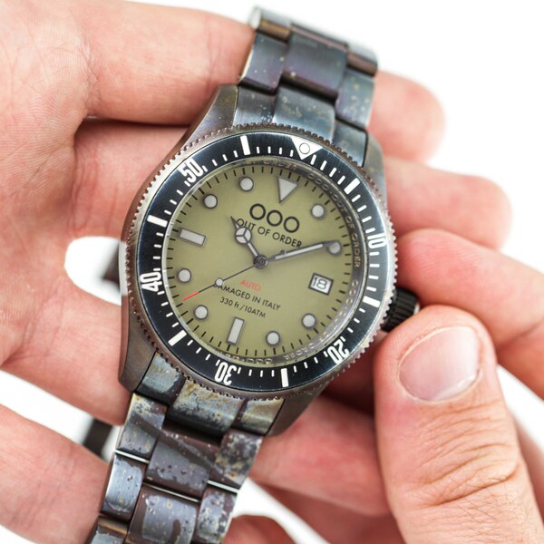 Zegarek męski Out Of Order 001-16.2.VE z zieloną tarczą w szarej kopercie na stalowej bransolecie