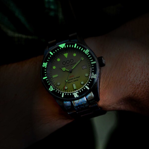 Zegarek męski Out Of Order 001-16.2.VE z zieloną tarczą w szarej kopercie na stalowej bransolecie