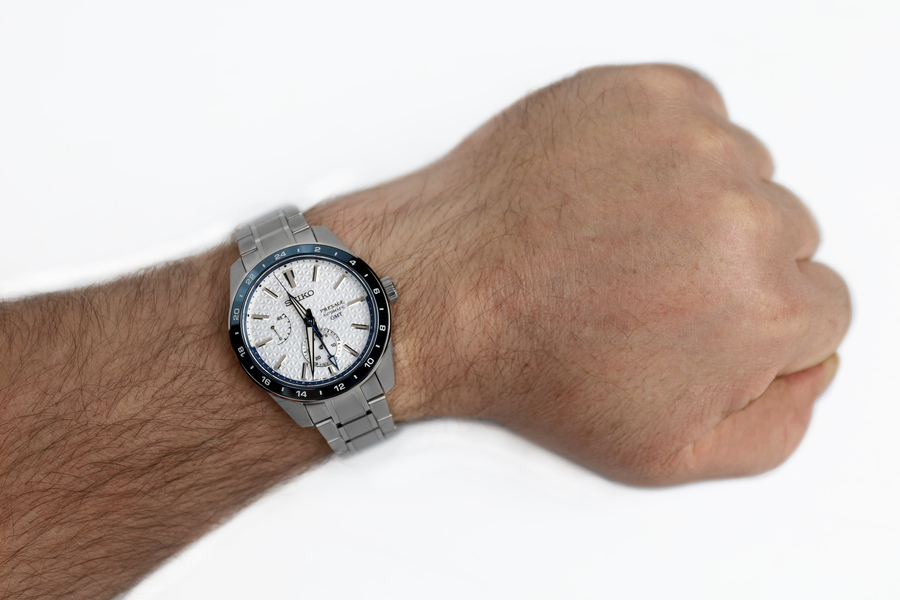 Zegarek męski Seiko Presage Sharp Edged GMT SPB223J1 z białą tarczą w srebrnej kopercie