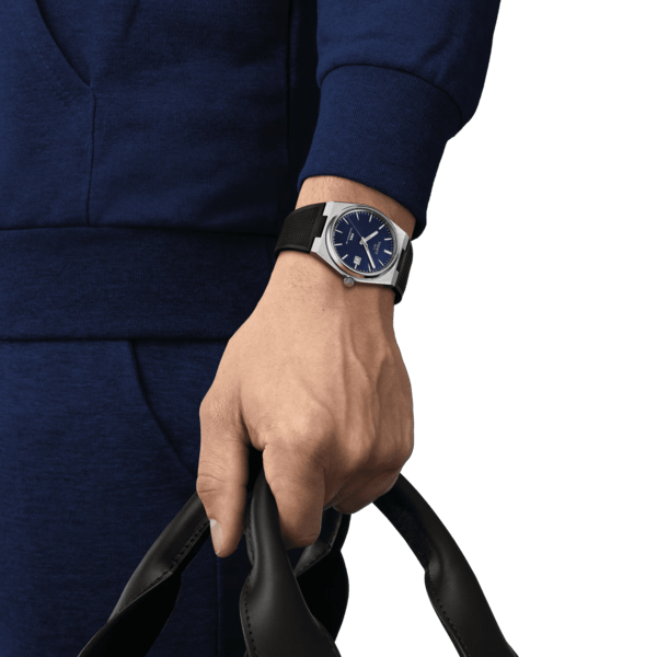 Zegarek TISSOT PRX POWERMATIC 80 T137.407.17.041.00  z niebieską tarczą, srebrną kopertą oraz czarnym paskiem