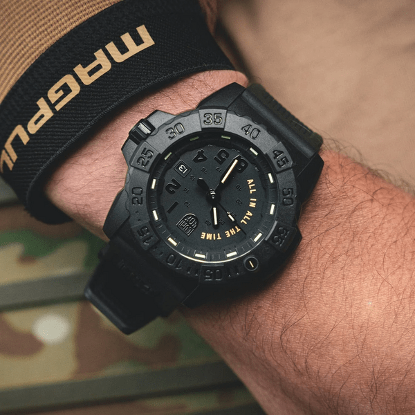 Czarny zegarek męski na pasku Luminox Leatherback Sea Turtle 0300 Series Blackout