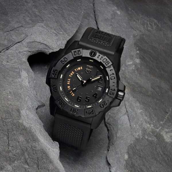 Czarny zegarek męski na pasku Luminox Leatherback Sea Turtle 0300 Series Blackout