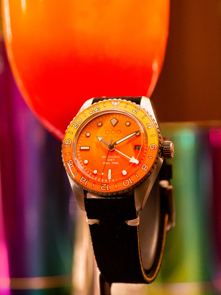 Zegarek OOO.001-25.SOTB z pomarańczową tarczą w srebrnej kopercie na czarnym pasku