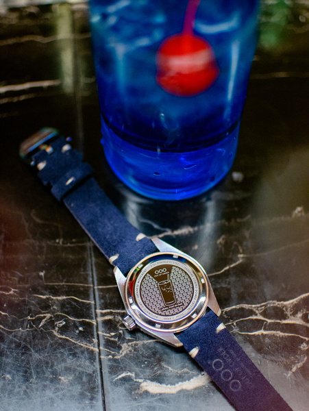 Zegarek OOO.001-25.BB z niebieską tarczą w srebrnej kopercie na czarnym pasku