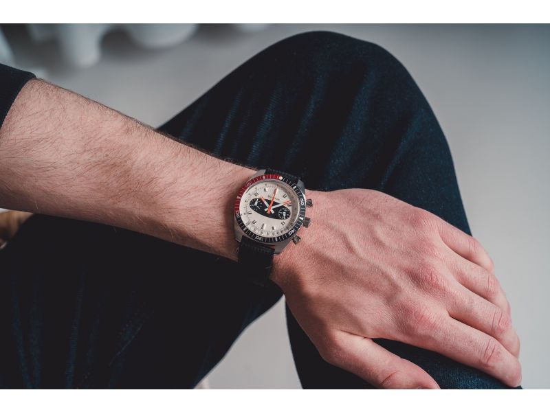 Zegarek nurkowy o wodoszczelności do 60 atmosfer z szarą tarczą na meshowej bransolecie w srebrnym kolorze Squale MATICXSA.ME22