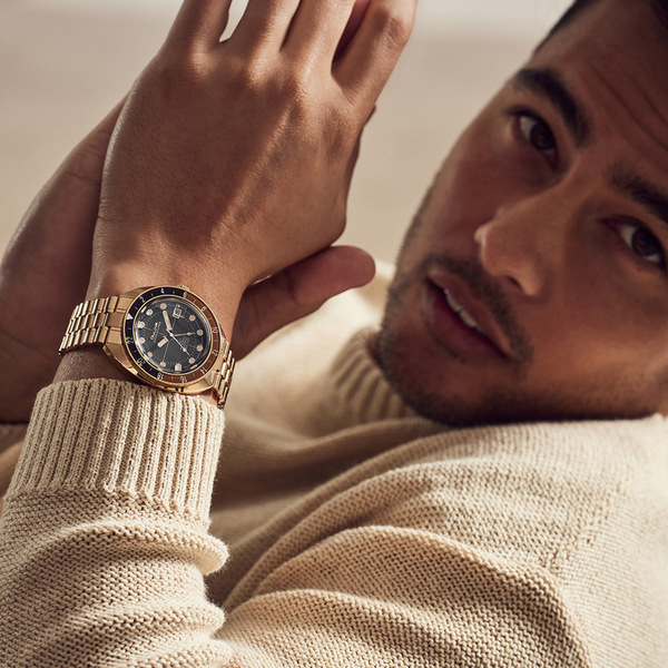 Odkryj Zegarek męski automatyczny Bulova 97B215 z ciemną tarczą na złotym pasku