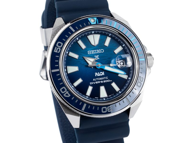 Odkryj zegarek męski Seiko Prospex Diver Samurai Automatic Padi Special Edition SI SRPJ93K1 z mechanizmem automatycznym oraz niebieską tarczą inspirowaną powierzchnią wody na pasku